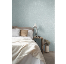 Schlafzimmer mit floral gemusterter Tapete, Bett und Nachttischlampe