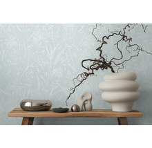 Wohnraum mit floral gemusterter Tapete und Dekorationen auf einem Holzregal