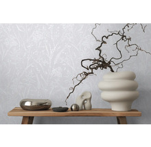 Dekorative Tapete mit floralem Muster im Interieur