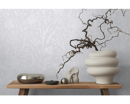 Dekorative Tapete mit floralem Muster im Interieur