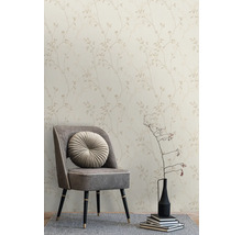 Wand mit Tapete mit Blattmuster und Stuhl