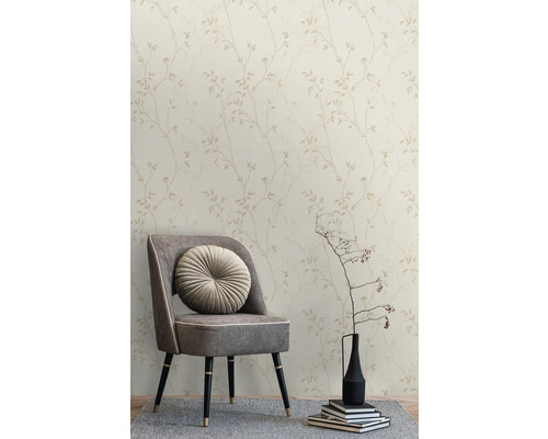 Wand mit Tapete mit Blattmuster und Stuhl