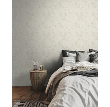 Schlafzimmer mit floraler Tapete, Bett und Nachttisch.