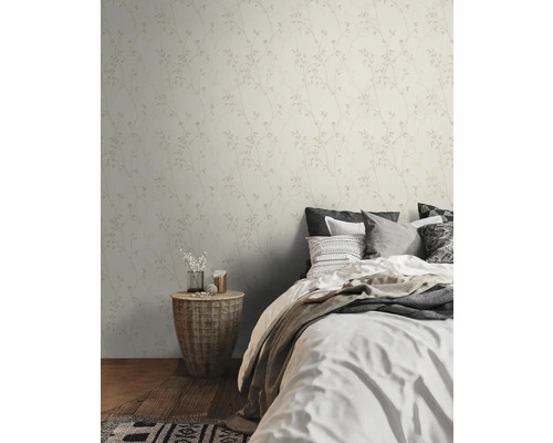 Schlafzimmer mit floraler Tapete, Bett und Nachttisch.