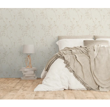 Schlafzimmer mit floraler Tapete, Bett und Nachttischlampe