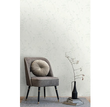 Szene mit floral gemusterter Tapete, Stuhl und Dekorationsgegenständen