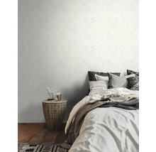 Schlafzimmer mit floral gemusterter Tapete, Bett und Beistelltisch