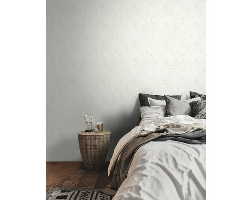 Schlafzimmer mit floral gemusterter Tapete, Bett und Beistelltisch