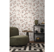 Dekoratives Interieur mit blumiger Tapete, Sessel und Regal