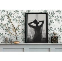 Dekoratives Interieur mit gemusterter Tapete, gerahmtem Bild und Dekorationen auf einem Regal