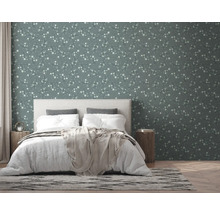 Schlafzimmer mit floraler Tapete, Bett und Nachttischen