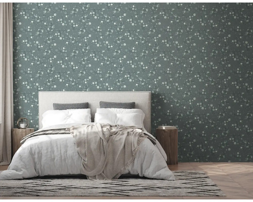 Schlafzimmer mit floraler Tapete, Bett und Nachttischen