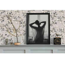 Dekoratives Zimmer mit gemusterter Tapete, gerahmtem Bild, Uhr und Vase