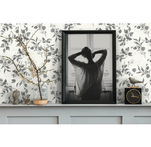 Dekorative Szene mit gemusterter Tapete, gerahmtem Bild, Uhr, Vase und Zierobjekten auf einem Regal