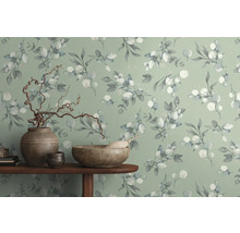 Wandgestaltung mit Blattmuster und Dekoration auf einem Holztisch