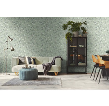 Heller Wohnraum mit einer Couch, einem Sessel und einer gemusterten Tapete.