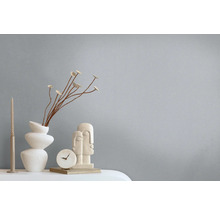 Dekorative Szene mit einer Vase, einem Kerzenständer, einer Uhr und einer Skulptur auf einem Tisch