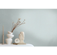 Dekoratives Stillleben mit Vase, Zweigen, Kerze, Uhr und Skulptur