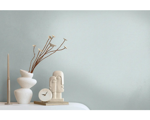 Dekoratives Stillleben mit Vase, Zweigen, Kerze, Uhr und Skulptur