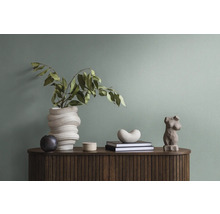 Dekoratives Sideboard mit Accessoires wie Vase, Bücher und Skulpturen