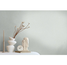 Dekorative Szene mit Vase, Uhr, Kerze und Skulptur auf einem Tisch