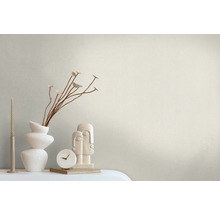 Dekorative Stilllebenanordnung mit Skulpturen, Uhr, Vase und Kerze auf einem Tisch