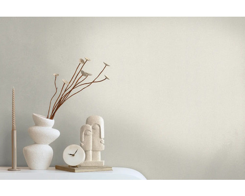 Dekorative Stilllebenanordnung mit Skulpturen, Uhr, Vase und Kerze auf einem Tisch