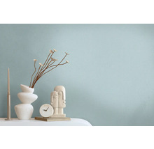 Dekoratives Stillleben mit Vase, Trockenblumen, Skulptur, Uhr und Kerze auf einem Tisch