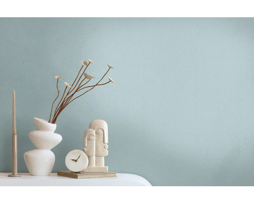 Dekoratives Stillleben mit Vase, Trockenblumen, Skulptur, Uhr und Kerze auf einem Tisch