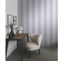 Einrichtungsidee mit Schreibtisch, Stuhl und gestreifter Tapete