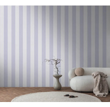 Raumansicht mit gestreifter Tapete, Sofa und Dekoration