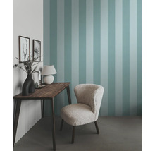 Szene mit einem Schreibtisch, einem Sessel und einer gestreiften Wand für eine Inneneinrichtung.