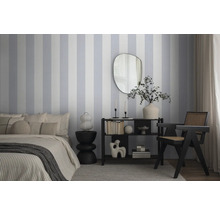 Schlafzimmer mit Bett, Kommode, Spiegel und gestreifter Tapete