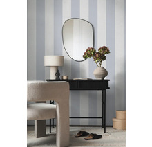 Einrichtungsgegenstände mit Spiegel, Tisch und Stuhl vor einer gestreiften Wand