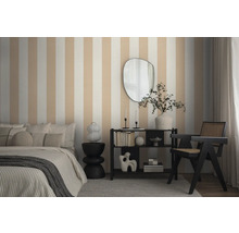 Schlafzimmer mit Bett, Regal, Spiegel und gestreifter Tapete