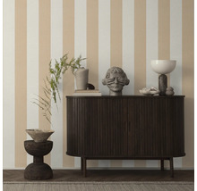 Wohnraumgestaltung mit Kommode, Dekorationsobjekten und gestreifter Tapete