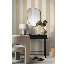 Einrichtungsbeispiel mit Spiegel, Tisch, Lampe, Dekoration und Stuhl vor einer gestreiften Wand