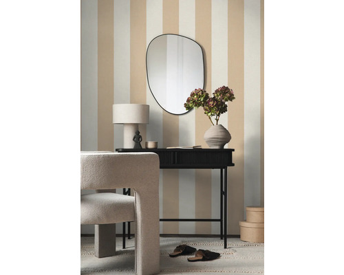 Einrichtungsbeispiel mit Spiegel, Tisch, Lampe, Dekoration und Stuhl vor einer gestreiften Wand