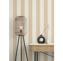 Dekoratives Interieur mit einer Stehlampe, einer Konsole und zwei Vasen