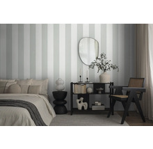 Schlafzimmer mit gestreifter Tapete, Bett, Spiegel und Regal