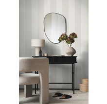 Dekoratives Wohnambiente mit Spiegel, Konsole, Lampe und Stuhl.