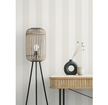 Innenraumszene mit Stehlampe mit Lampenschirm aus Holzlamellen, Tisch, Vasen und Dekoration