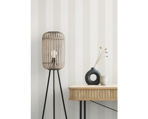 Innenraumszene mit Stehlampe mit Lampenschirm aus Holzlamellen, Tisch, Vasen und Dekoration