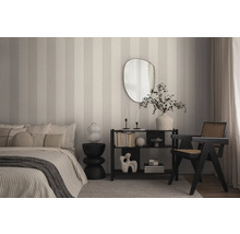 Schlafzimmer mit Bett, Regal, Spiegel und Stuhl vor gestreifter Tapete