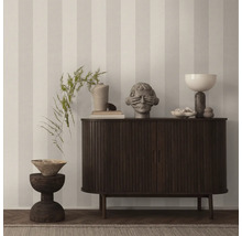 Dekoratives Wohnzimmer mit Kommode, Skulpturen und gestreifter Tapete