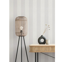 Szene mit Stehlampe aus Holz, Tisch und Dekoration