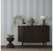 Dekoriertes Sideboard vor gestreifter Tapete