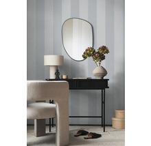 Dekoratives Interieur mit Konsole, Spiegel, Lampe, Stuhl und Accessoires