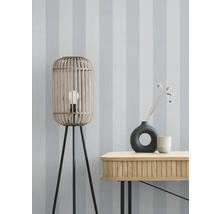 Dekorative Szene mit Stehlampe mit Lampenschirm aus Bambus, Tisch und Accessoires