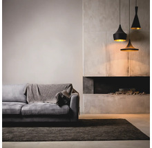 Wohnzimmer mit Sofa, Teppich, Kamin und Pendelleuchten